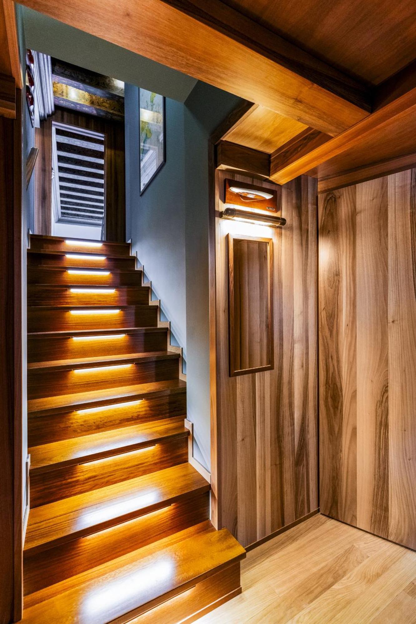 The Yacht House Canal View Apartment